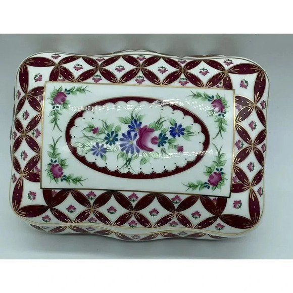 Design Limited Edition 2003 Lidded Ceramic Vintage Trinket Box 7”L x 5.5”W x 3”H - Picture 2 of 7